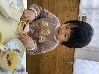 サンドイッチを作っている子ども