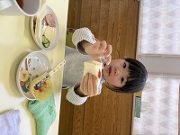 サンドイッチを食べている子ども