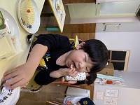 サンドイッチを食べている子ども
