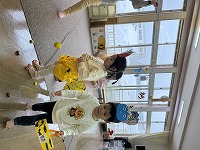 豆まきをしている子ども