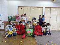 鬼と記念撮影しているたんぽぽ組