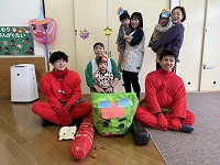 鬼と記念撮影しているひまわり組