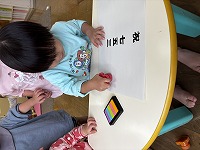 スタンプを押している子ども