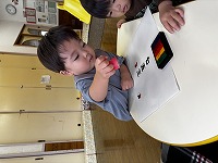スタンプを押している子ども