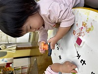 スタンプを押している子ども