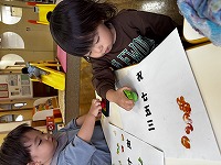 スタンプを押している子ども