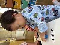 スタンプを押している子ども