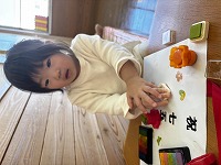 スタンプを押している子ども