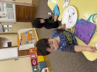 シール貼りをしている子ども達