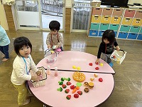 お買物ごっこしている子ども達