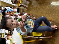 ピーマンを触っている子ども