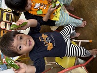 ピーマンを触っている子ども