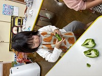 ピーマンを触っている子ども