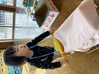 カートを押している子ども