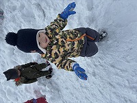 雪遊びをしている子ども