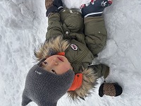 雪遊びをしている子ども