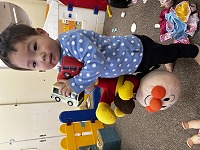 ぬいぐるみを持つ子ども