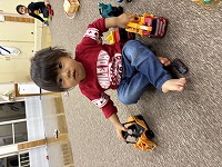 車のおもちゃで遊ぶ子ども