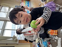 ままごと遊びしている子ども