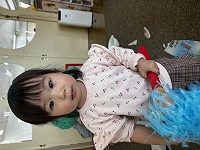 ポンポンで遊ぶ子ども