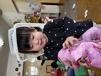 カゴをかぶっている子ども