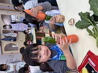 野菜を積み上げている子ども
