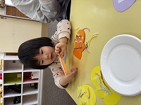 毛糸を付けている子ども