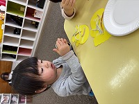毛糸を付けている子ども
