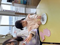毛糸を付けている子ども