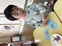 毛糸を付けている子ども
