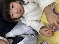 人形で遊ぶ子ども