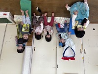 恵方巻を食べる真似をする子どもたち