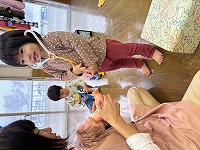 病院ごっこをしている子ども