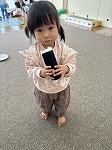 恵方巻を食べる真似をする子ども