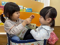 箱に入って遊んでいる子どもたち