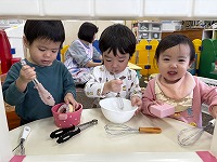 ままごと遊びをしている子どもたち