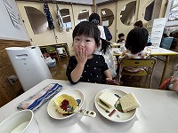 サンドイッチを食べている子ども