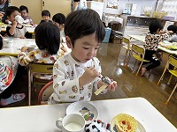 サンドイッチを作っている子ども