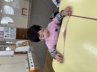 スライム粘土遊びをしている子ども