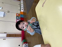 スライム粘土遊びをしている子ども