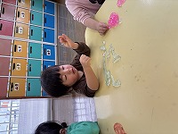 スライム粘土遊びをしている子ども