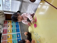 スライム粘土遊びをしている子ども