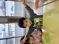 スライム粘土遊びをしている子ども