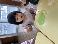 スライム粘土遊びをしている子ども