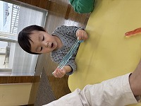 スライム粘土遊びをしている子ども