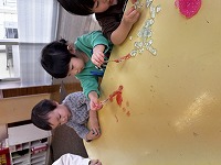 スライム粘土遊びをしている子どもたち