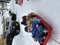 ソリに乗っている子ども達