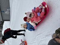 ソリに乗っている子ども達