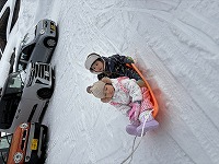 ソリに乗っている子ども達