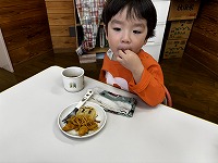 節分のおやつを食べている子ども